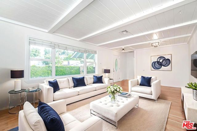 5353 Don Pio Drive, Woodland Hills CA: https://media.crmls.org/mediaz/edee3731-b5fb-4c39-95cf-2384fc94b2ec.jpg
