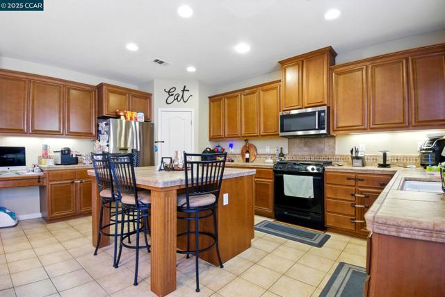 35 Belluno Dr, Stockton CA: https://media.crmls.org/mediaz/edeecbaf-34cb-4af9-b43f-27dd8a6f9d29.jpg