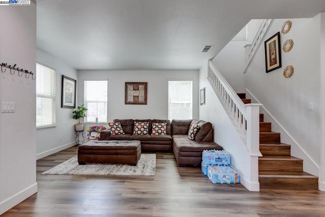 53 Puffin Cir, Oakley CA: https://media.crmls.org/mediaz/edeece72-c576-444a-a725-546e153fb170.jpg