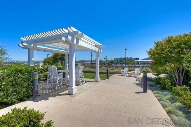 6550 Ponto Dr, Carlsbad CA: https://media.crmls.org/mediaz/edef1057-c26c-4105-95ea-c2d8e5d0db0d.jpg