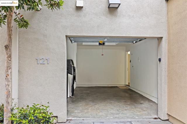 121 City Limits Cir, Emeryville CA: https://media.crmls.org/mediaz/edf028e0-e252-494d-b793-8f96cf681eae.jpg