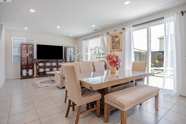 859 Helmsley Dr, Vacaville CA: https://media.crmls.org/mediaz/edf04149-475a-46c3-8962-b89e8b88d5b2.jpg