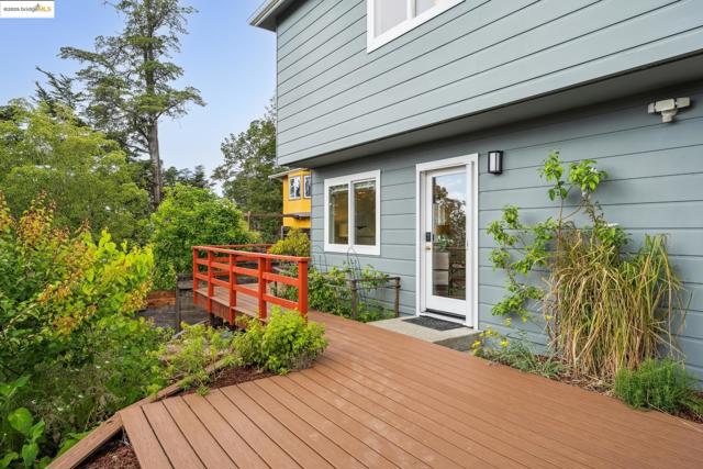 6951 Chambers Dr, Oakland CA: https://media.crmls.org/mediaz/edf11973-2931-409a-8b95-07f6f9e968b3.jpg