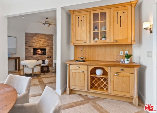 2596 Wallingford Drive, Beverly Hills CA: https://media.crmls.org/mediaz/edf138d2-b6ae-473e-b2e0-69826bc06c8b.jpg