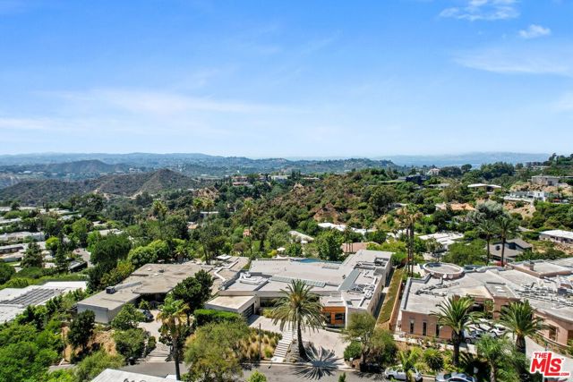 455 Castle Place, Beverly Hills CA: https://media.crmls.org/mediaz/edf1cdc5-64a9-403e-aade-8c25dd91cecc.jpg