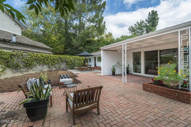 5045 Redwillow Lane, La Canada Flintridge CA: https://media.crmls.org/mediaz/edf20522-9d44-44ea-82f9-06aaf18029de.jpg