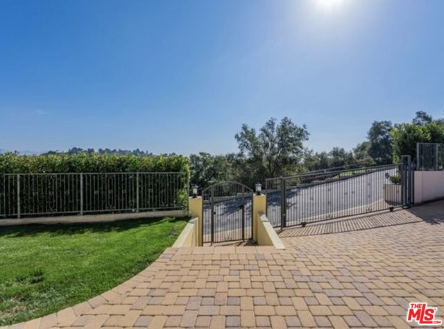 3110 Benedict Canyon Drive, Beverly Hills CA: https://media.crmls.org/mediaz/edf2d011-d336-4f37-b8fa-9fc08a1c35c1.jpg