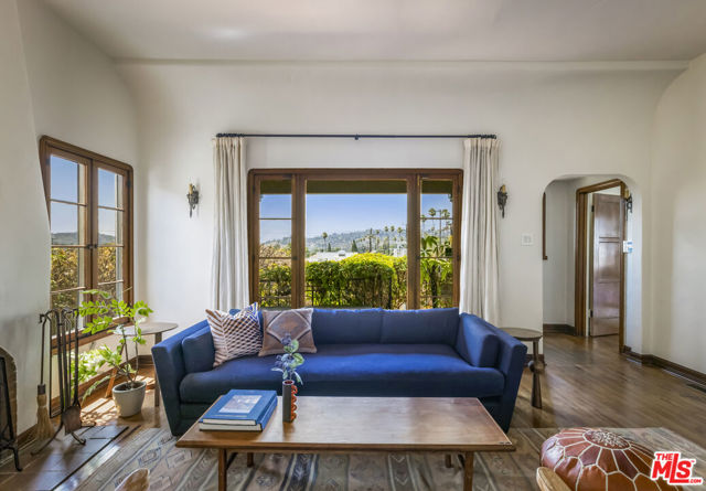 6105 Mount Angelus Drive, Los Angeles CA: https://media.crmls.org/mediaz/edf3a731-d52e-4cae-aa6d-3a9d766318f8.jpg