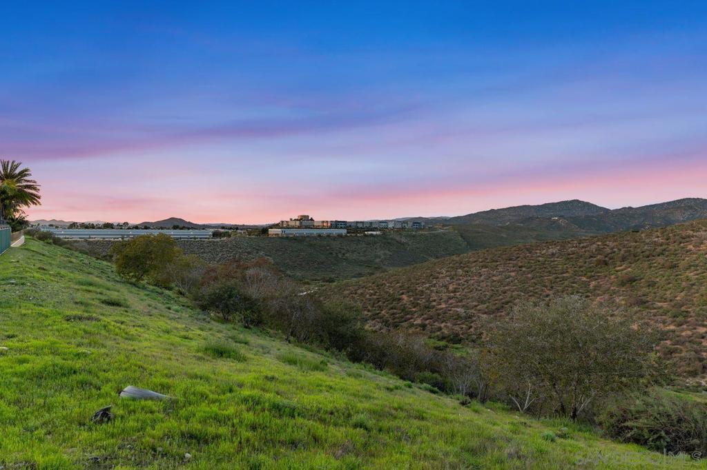 https://media.crmls.org/mediaz/edf3d6c6-3356-4445-8071-ffdedd0ca54e.jpg?preset=X-Large