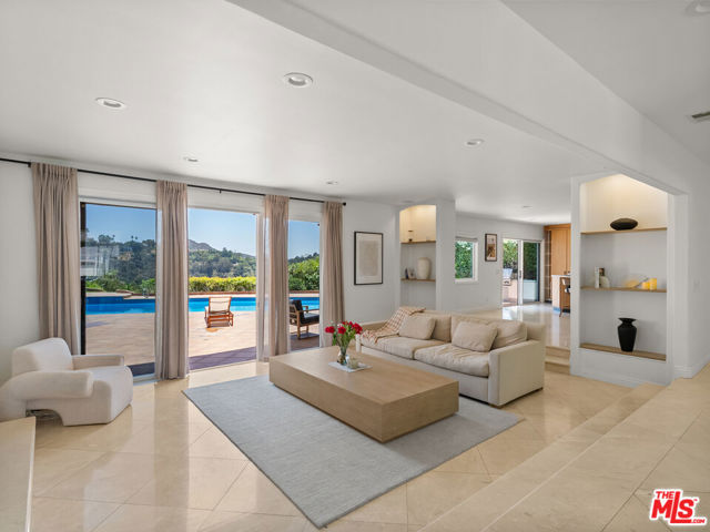 9606 Arby Drive, Beverly Hills CA: https://media.crmls.org/mediaz/edf426c1-73a7-4682-813d-fc1c59d1a926.jpg