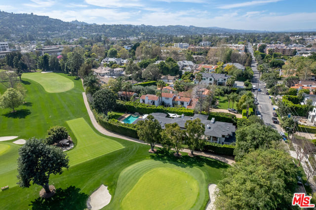 10424 Valley Spring Lane, Toluca Lake CA: https://media.crmls.org/mediaz/edf557cc-f328-41ab-b7ca-824d127b4611.jpg