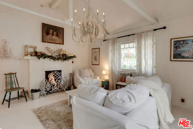 19544 Bowers Drive, Topanga CA: https://media.crmls.org/mediaz/edf57f22-4a45-4548-91d0-173049c02b7a.jpg
