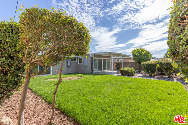 424 Markton Street, Los Angeles CA: https://media.crmls.org/mediaz/edf5e1cb-0829-4ed9-9ee3-661182840f9c.jpg