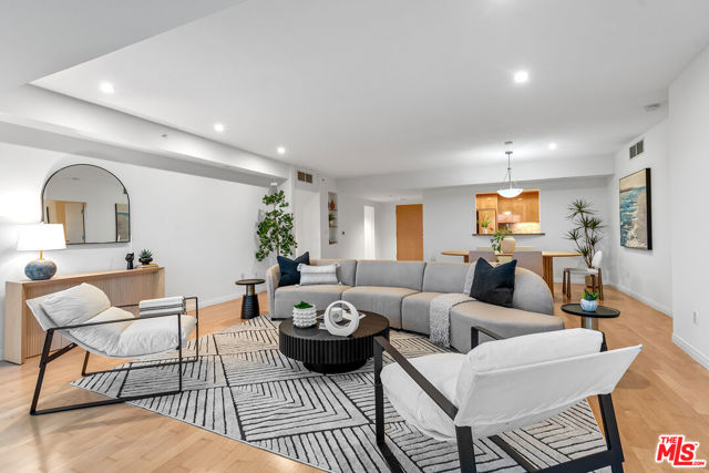 13600 Marina Pointe Drive, Marina del Rey CA: https://media.crmls.org/mediaz/edf6521d-1f77-4292-bbf0-803fd21e071f.jpg
