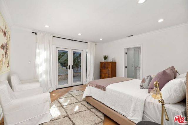 514 N Walden Drive, Beverly Hills CA: https://media.crmls.org/mediaz/edf78bbc-33d5-4071-b541-e465876e8d54.jpg