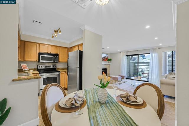 160 Eastridge Dr, San Ramon CA: https://media.crmls.org/mediaz/edf81474-ef4d-4be2-b27c-18750c6af30b.jpg