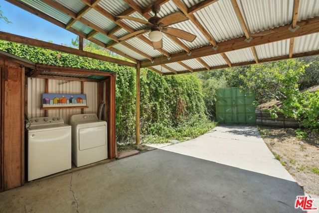1527 Bainum Drive, Topanga CA: https://media.crmls.org/mediaz/edf8341c-9700-4b2b-afa6-1f2e352641cd.jpg