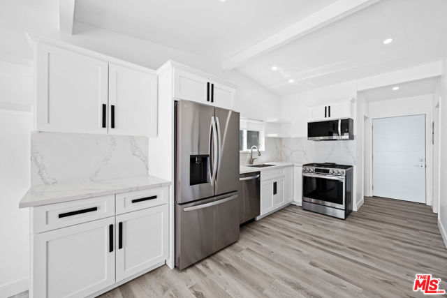 25154 Malibu Rd, Malibu CA: https://media.crmls.org/mediaz/edf839f2-4147-4b7f-a760-ec763727c1d9.jpg