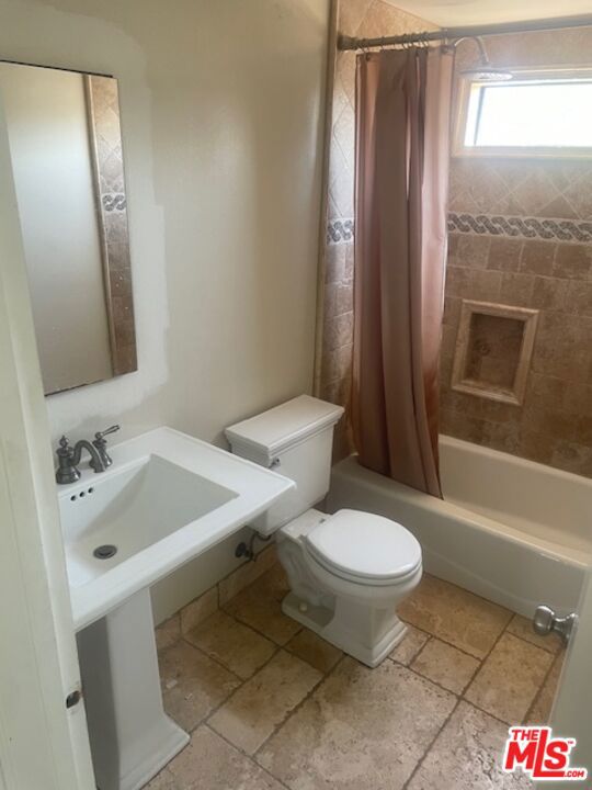 2660 Calle Abedul, Thousand Oaks CA: https://media.crmls.org/mediaz/edf85e9e-831e-4ff8-bccb-22119ececd2b.jpg