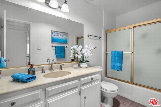 11965 Gorham Avenue, Los Angeles CA: https://media.crmls.org/mediaz/edf86efd-adfc-4349-9579-def49752cf51.jpg