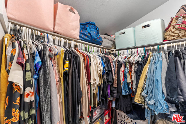 586 Rosewood Avenue, Camarillo CA: https://media.crmls.org/mediaz/edf8c228-83e1-46d4-b85b-e28010ee1b59.jpg