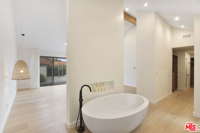 24728 Vantage Point Terrace, Malibu CA: https://media.crmls.org/mediaz/edf9719b-380f-413b-bfb0-43c0929086a4.jpg