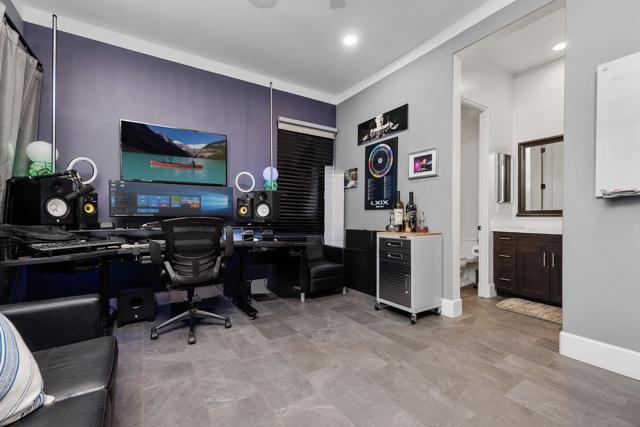 3881 Rancho Summit Dr, Encinitas CA: https://media.crmls.org/mediaz/edf994eb-9042-4e9c-a5fb-09aac5102f1d.jpg