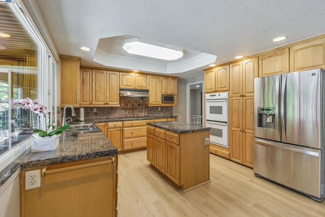 36 Barcelona Ct, Danville CA: https://media.crmls.org/mediaz/edf9cf68-6abd-485e-8e50-dfca36811cdb.jpg