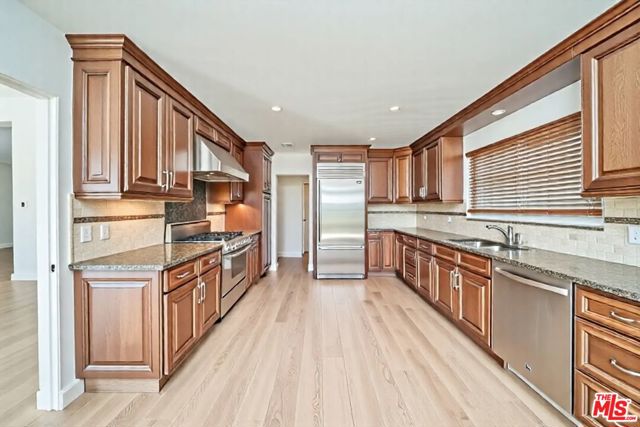 1641 Tower Grove Drive, Beverly Hills CA: https://media.crmls.org/mediaz/edfafb0e-584a-4558-ac52-35e20d8db61e.jpg