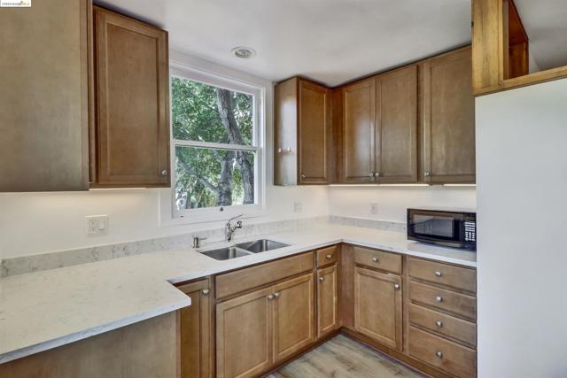 Image 36 of 50 For 828 Everett Ave.