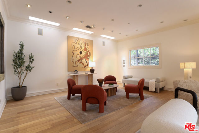 628 N Elm Drive, Beverly Hills CA: https://media.crmls.org/mediaz/edfc77dd-5a12-4655-8f18-28b4bc06db56.jpg