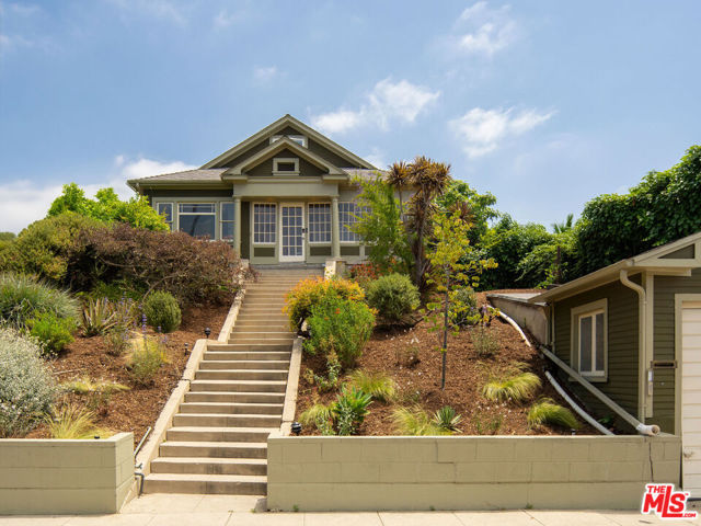 1402 N Benton Way, Los Angeles CA: https://media.crmls.org/mediaz/edfc8a7e-ce23-4218-8be1-ea90480492bf.jpg