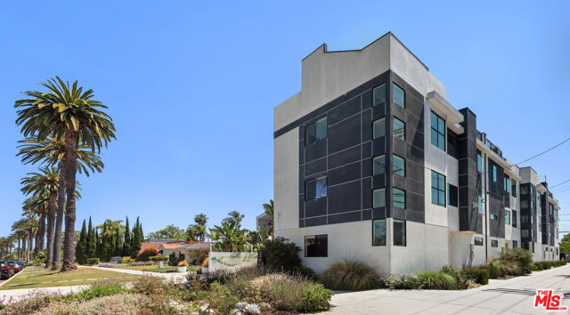 11900 Washington Place, Los Angeles CA: https://media.crmls.org/mediaz/edfca5c6-6417-4dfd-94e6-7a718a704f8b.jpg