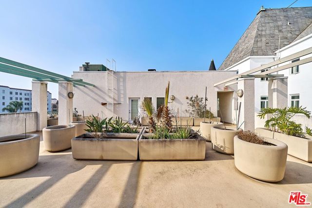 906 S Serrano Avenue, Los Angeles CA: https://media.crmls.org/mediaz/edfcb77f-ce5d-4b9a-b686-f44ba5180ec2.jpg