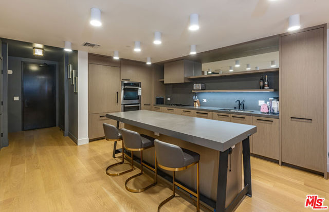 10777 Wilshire Boulevard, Los Angeles CA: https://media.crmls.org/mediaz/edfeb67f-9e6e-4c33-9b5c-a1b5077bbd5c.jpg