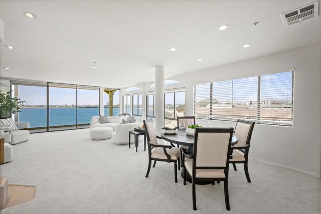 Detail Gallery Image 4 of 25 For 3868 Riviera 4a,  San Diego,  CA 92109 - 3 Beds | 2/1 Baths