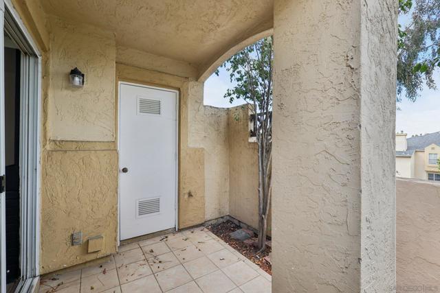 2077 Lakeridge Circle, Chula Vista CA: https://media.crmls.org/mediaz/edff12bd-f900-4f5c-b223-e37b5c9902d3.jpg
