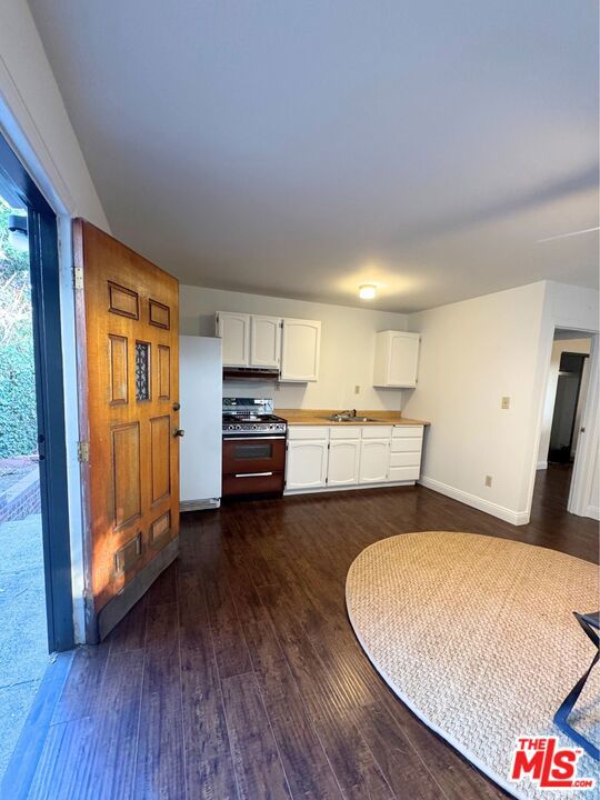 6155 Poppy Peak Drive, Los Angeles CA: https://media.crmls.org/mediaz/edff84ad-92f5-4777-aca4-51ea1520cc0f.jpg
