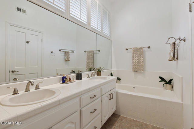 Master Bath, Dual Sinks, Tub & Shower