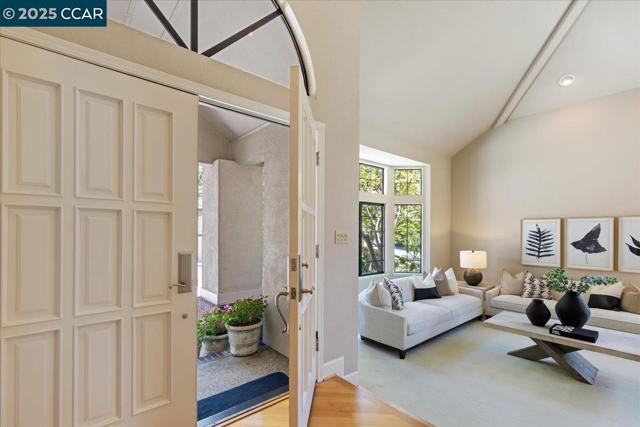 4101 Fox Creek Ct, Danville CA: https://media.crmls.org/mediaz/ee006d13-6e6d-4d10-be85-03e2166ef0e8.jpg