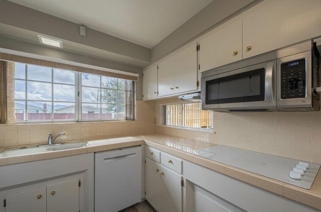607 La Mesa Drive, Salinas CA: https://media.crmls.org/mediaz/ee00d8fd-061c-4580-ad1e-0a91d90f112a.jpg