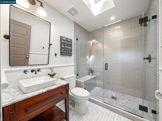 125 Sleepy Hollow Ln, Orinda CA: https://media.crmls.org/mediaz/ee024e81-8e87-4bbb-89d6-eaccaa1e5aca.jpg