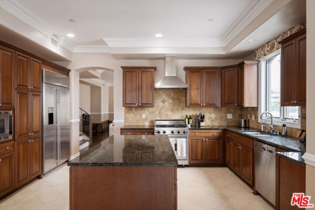 132 S Crescent Drive, Beverly Hills CA: https://media.crmls.org/mediaz/ee02ec3c-717c-40cb-9e39-1381eb38cf07.jpg