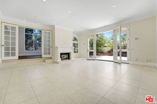 12320 Ridge Circle, Los Angeles CA: https://media.crmls.org/mediaz/ee0315d6-86a5-4188-a40c-0123db29b08c.jpg
