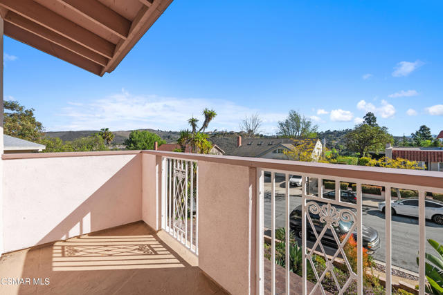 1455 Calle Colina, Thousand Oaks CA: https://media.crmls.org/mediaz/ee047748-c1f6-45e1-8f9a-0448725f2355.jpg