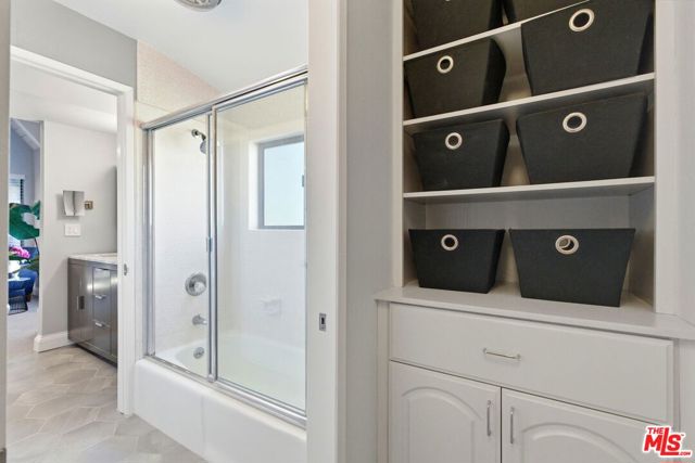 1013 16th Street, Santa Monica CA: https://media.crmls.org/mediaz/ee05214a-4f84-4f56-99f3-324ba43e872b.jpg