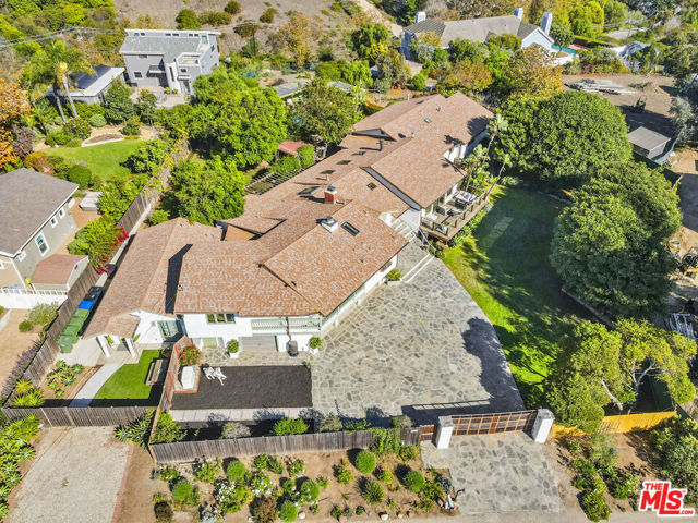 6052 Merritt Drive, Malibu CA: https://media.crmls.org/mediaz/ee05d73d-c5e9-4e1b-a8fd-48d0eb2349ac.jpg