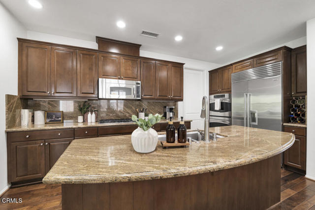 11806 Ricasoli Way, Porter Ranch CA: https://media.crmls.org/mediaz/ee064309-51fe-488e-8c43-5b9e5f616c71.jpg