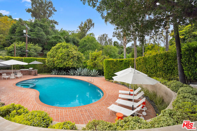 3818 Hollyline Avenue, Sherman Oaks CA: https://media.crmls.org/mediaz/ee064b3c-d144-4eab-b448-d99b04e349bc.jpg