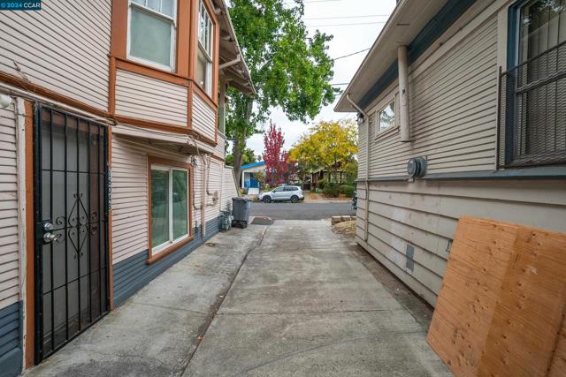 Image 4 of 5 For 1606 Derby St